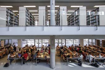 Estudiantes de la Universitat.